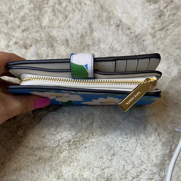 NWT Kate Spade Charming Daisy Medium Compact Blue and White Wallet - Picture 6 of 9